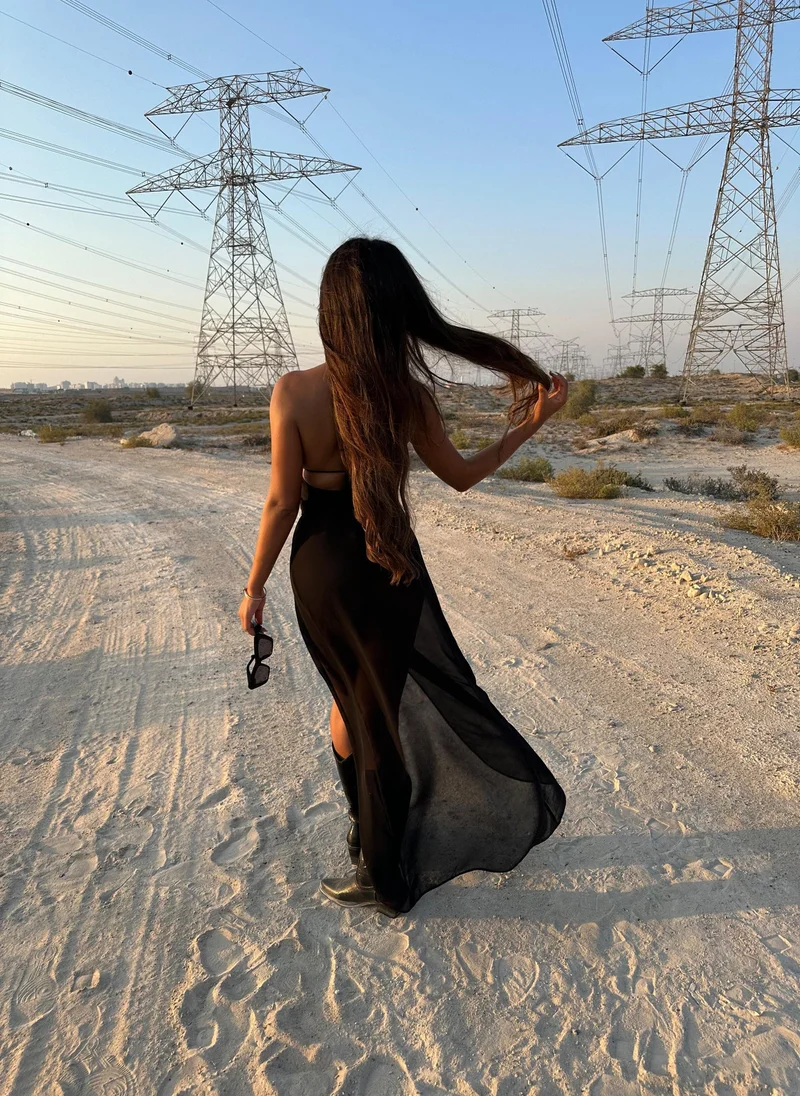 سكوربيورايزينغ فستان أسود شفاف بياقة هالتر من لا ميوزيك